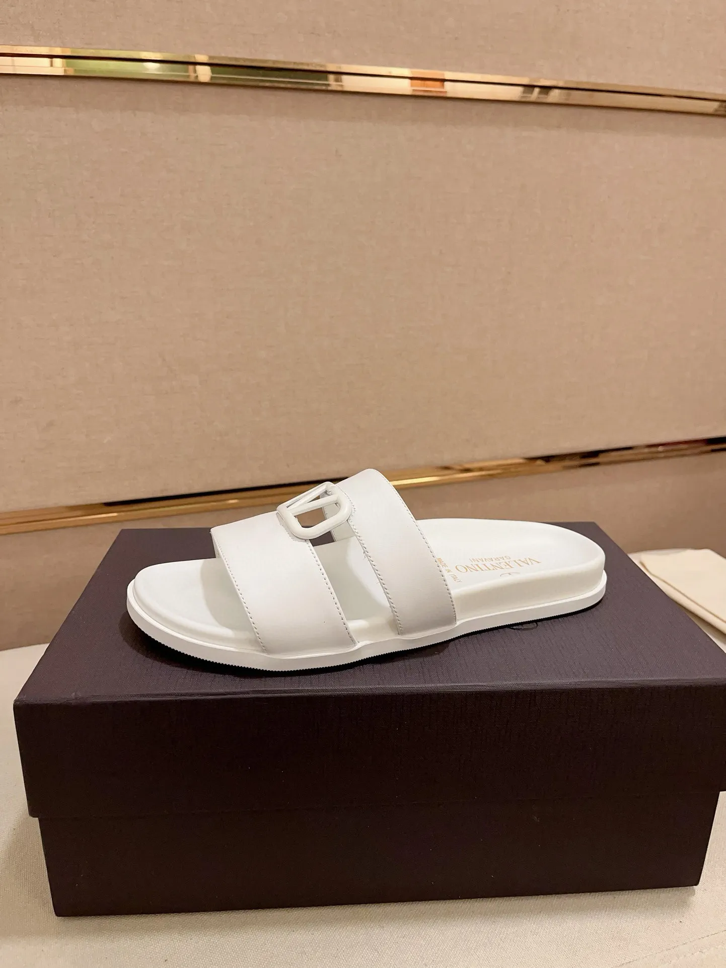 Men's shoes💰: 440💰[Valentino] New men's boutique slippers, counter quality, classic plaid, the actual workmanship is quite complex🔰The uppers are made of imported fabrics➕🐑Sheepskin lining, which tests the craftsman's craftsmanship➕original PU outsole. Size: 38-44 (45 can be customized, non-refundable)